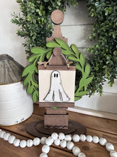 Load image into Gallery viewer, Interchangeable Post w/ Wreath Shelf Sitter