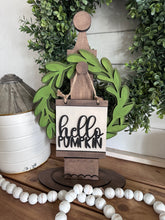 Load image into Gallery viewer, Interchangeable Post w/ Wreath Shelf Sitter