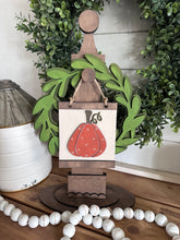 Load image into Gallery viewer, Interchangeable Post w/ Wreath Shelf Sitter
